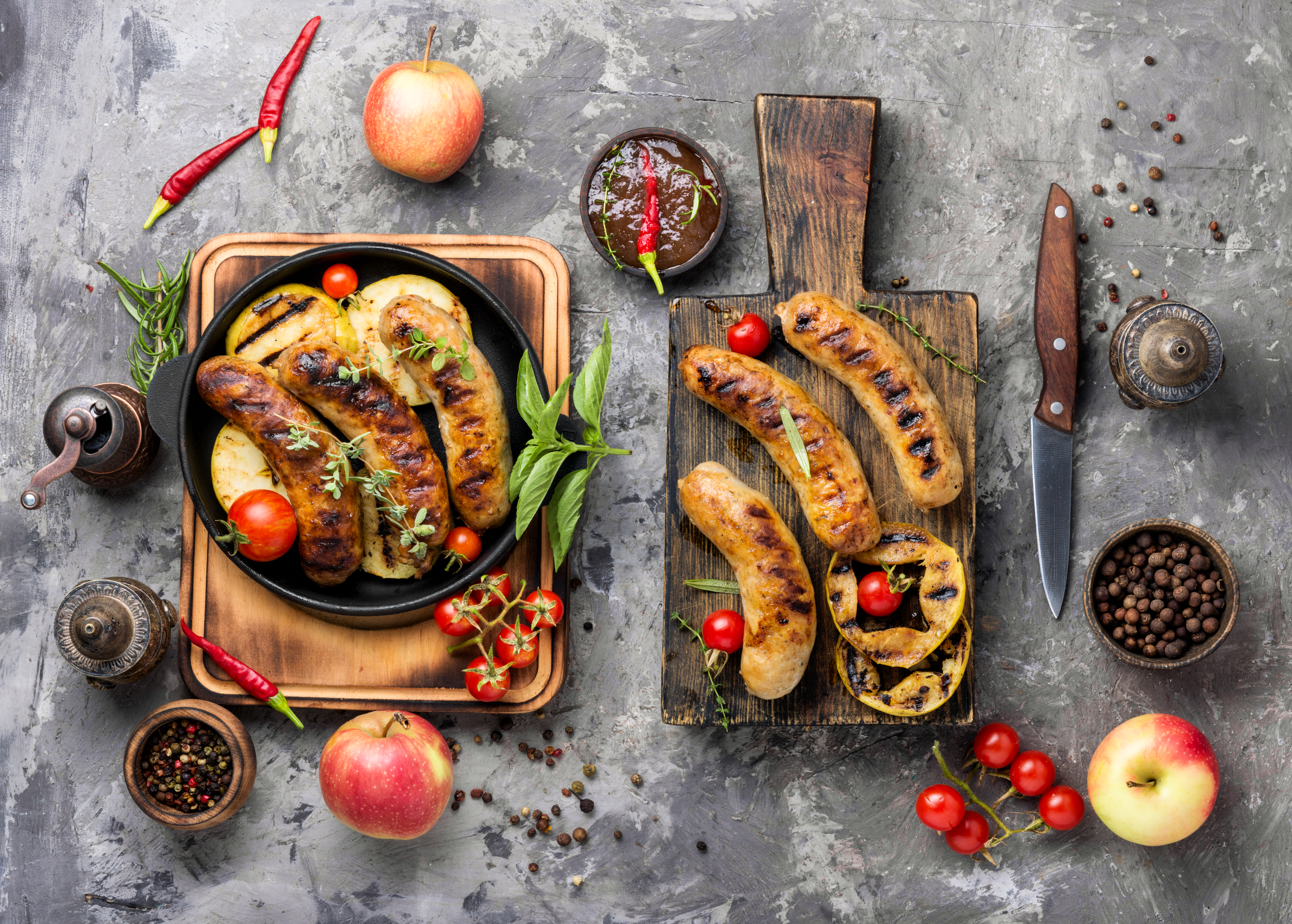 Salchichas Bratwurst a la brasa con mermelada de manzana