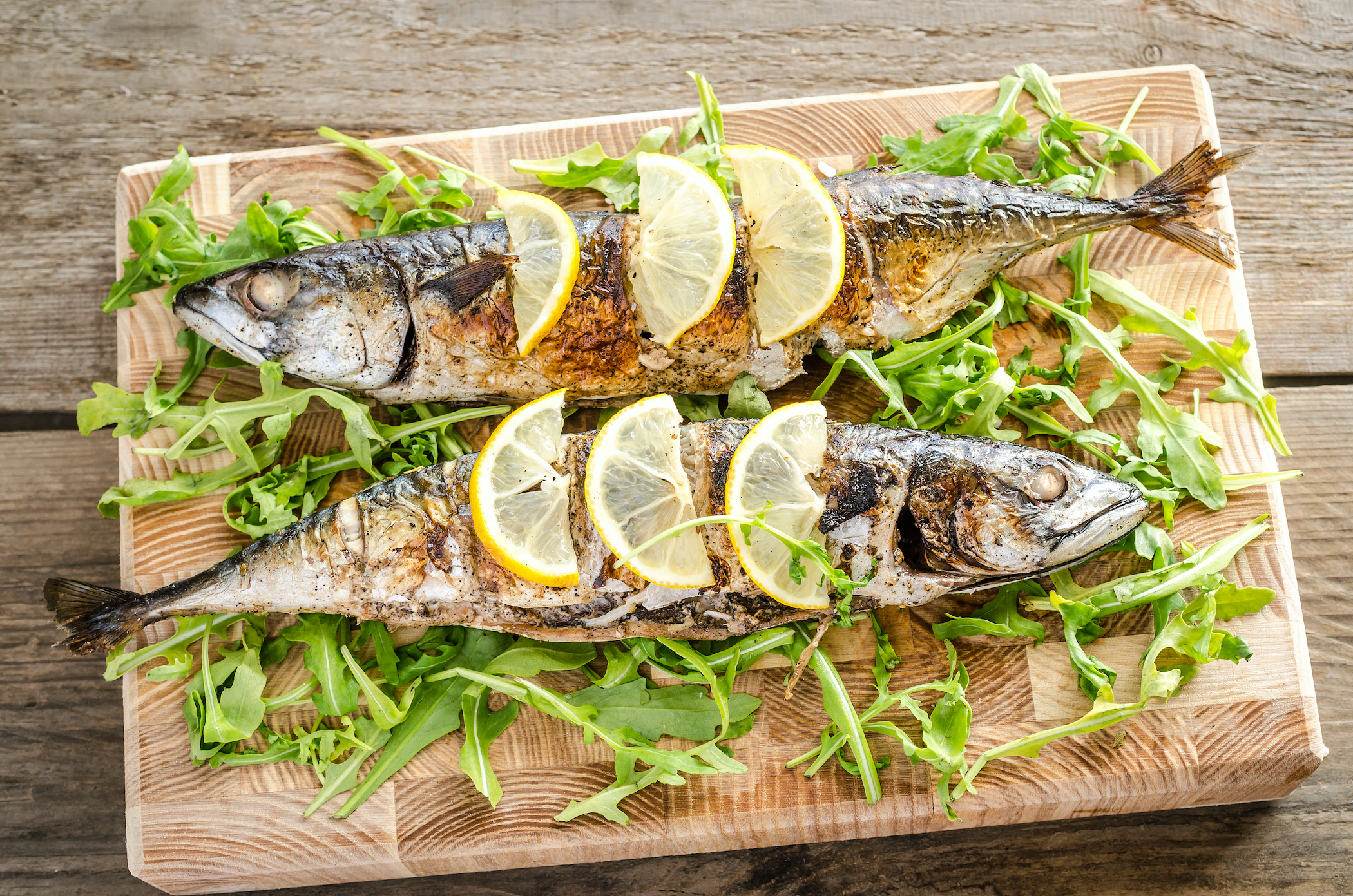 Caballa a la parrilla con ensalada de rúcula 